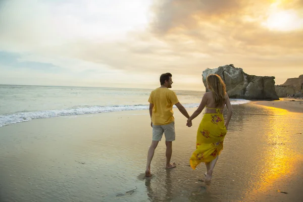 Paar mittleren Alters am Strand — Stockfoto