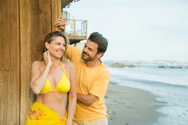 Coppia di mezza età in spiaggia — Foto Stock