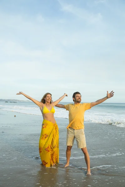 Couple d'âge moyen à la plage — Photo