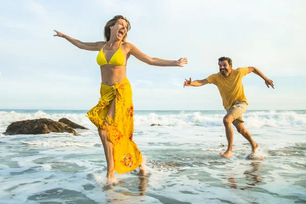 Coppia di mezza età in spiaggia — Foto Stock