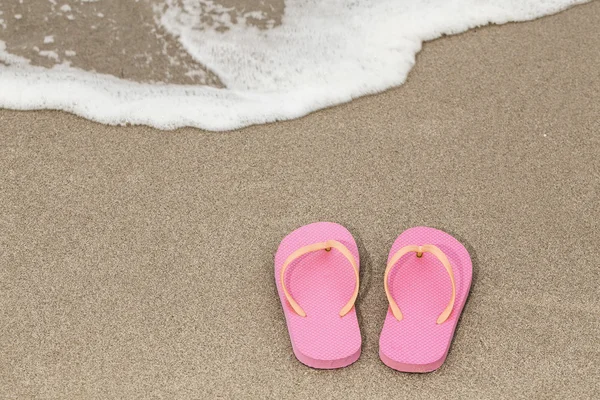 Ağaçta Noel süsleri var.