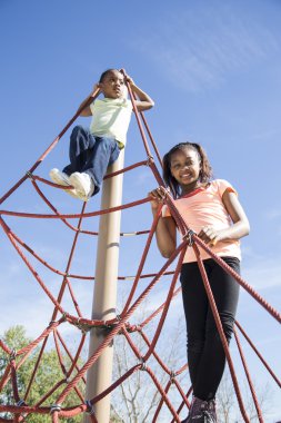 eğlenceli bir oyun alanı içinde olan iki genç kız