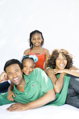 mutlu bir aile beyaz bir arka plan üzerinde poz