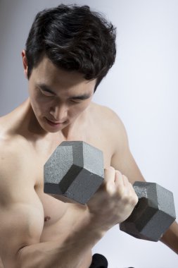 atletik erkek ağırlık kaldırma egzersizleri