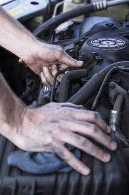 bir arabayı tamir tamirci