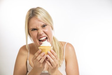 genç kadın bir cupcake tutarak