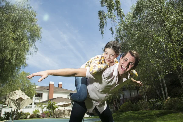 Jong meisje spelen met haar grote broer — Stockfoto