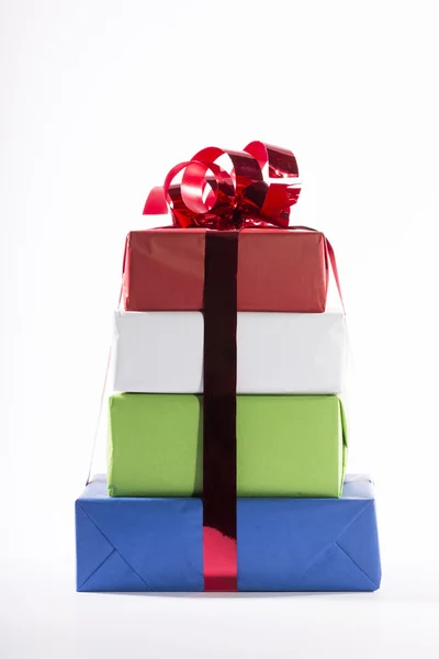 Beyaz bir arka plan üzerinde Noel hediyeleri — Stok fotoğraf