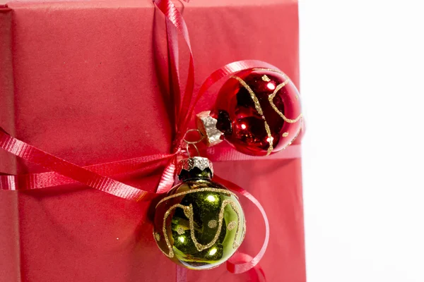 Beyaz bir arka plan üzerinde Noel hediyeleri — Stok fotoğraf