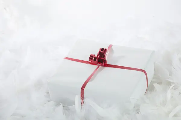 Cadeaux de Noël sur fond blanc — Photo