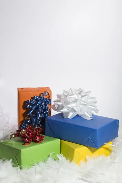 Kerstcadeautjes op een witte achtergrond — Stockfoto