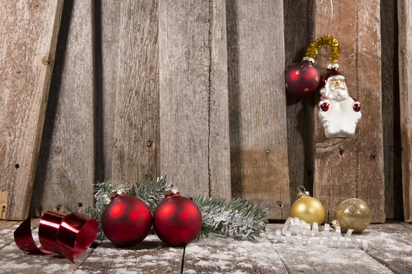 Adornos navideños sobre fondo de madera —  Fotos de Stock