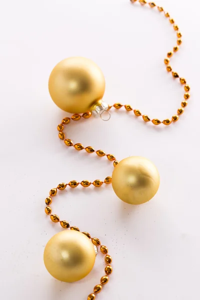 Gyllene christmas ornament och pärlor på vit — Stockfoto