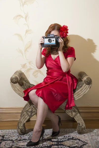 Mujer en un vestido rojo tomando una fotografía —  Fotos de Stock