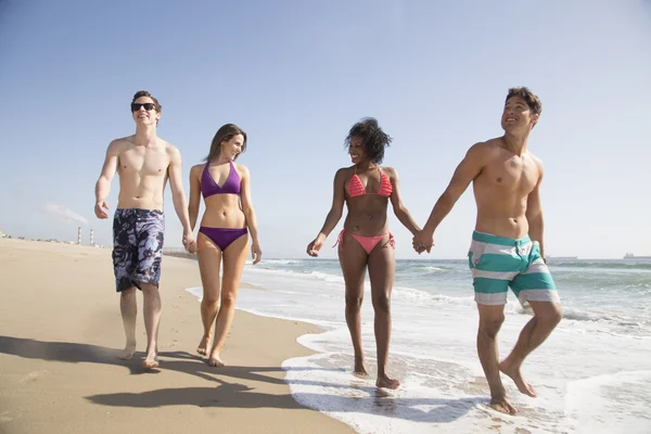 Zwei junge Paare am Strand — Stockfoto