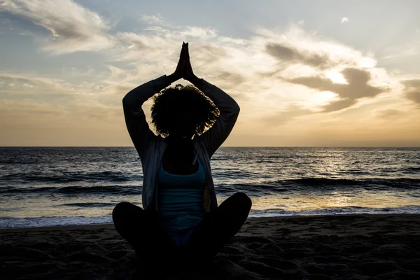 Siluet Seorang Wanita Melakukan Yoga di Pantai — Stok Foto