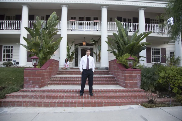 Homem na frente de uma casa grande — Fotografia de Stock