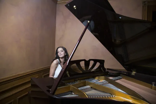 bir piyano çalan kadın