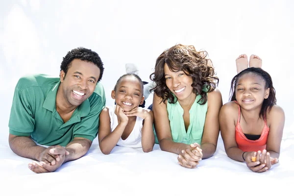 Familia feliz posando sobre un fondo blanco — Foto de Stock
