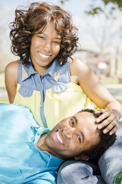 Un couple heureux passe du temps dans le parc — Photo