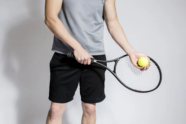 Человек, держащий теннисную ракетку и мяч — стоковое фото