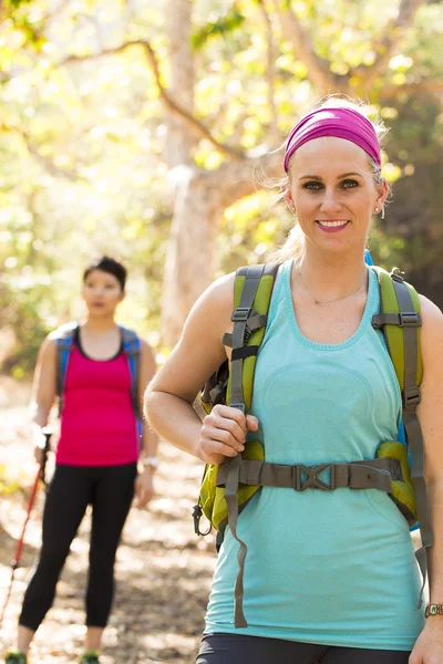 Iki kadın Hiking — Stok fotoğraf