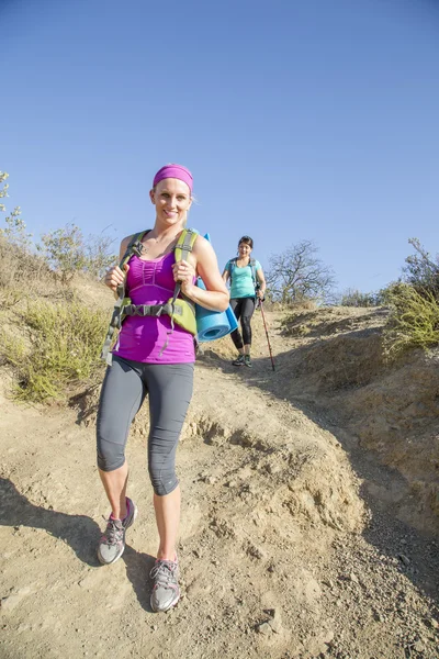 Iki kadın Hiking — Stok fotoğraf