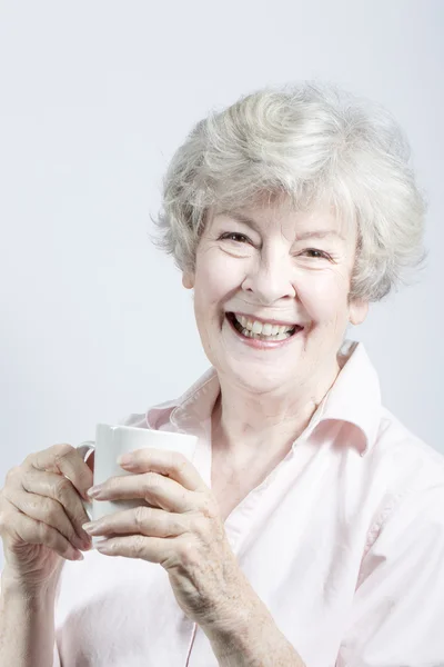 Idős nő, egy csésze kávé — Stock Fotó