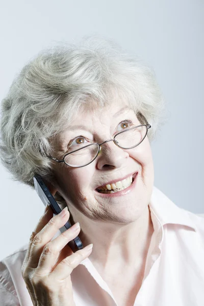 Mujer mayor hablando en un teléfono celular —  Fotos de Stock