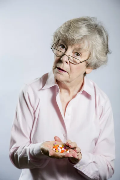 Mujer mayor revisando su medicación —  Fotos de Stock