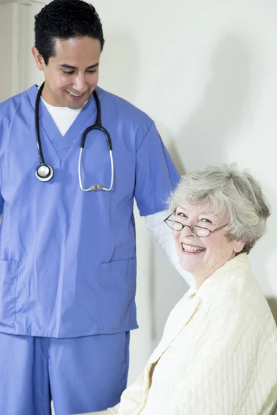 Медсестра помогает пожилому пациенту — стоковое фото
