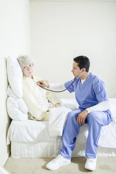 Чоловіча медсестра допомагає літнім пацієнтам — стокове фото