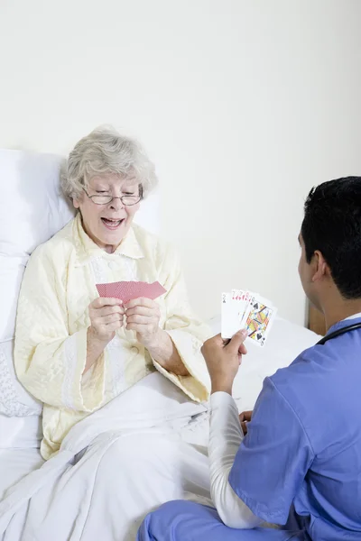 Enfermera masculina asistiendo a un paciente anciano — Foto de Stock