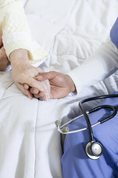 Krankenschwester hilft einem älteren Patienten — Stockfoto