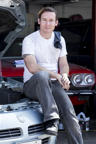 Erkek bir araba tamircisi — Stok fotoğraf