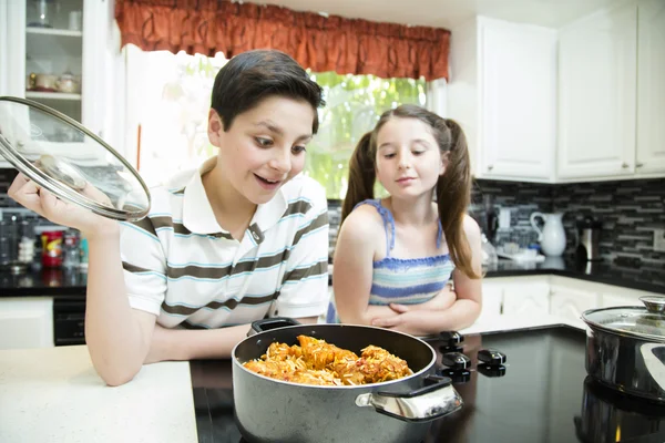 Fratello e sorella guardando il cibo — Foto Stock