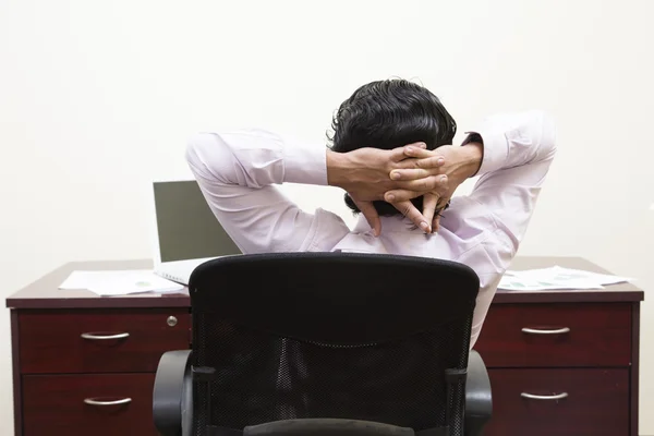 Uomo d'affari Rilassante sul lavoro — Foto Stock