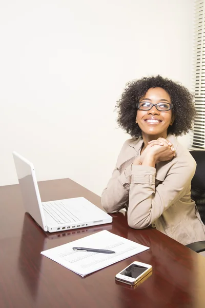 Jonge vrouw op het werk — Stockfoto