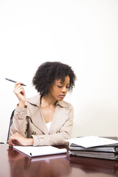 Jonge Afrikaanse Amerikaanse vrouw op het werk — Stockfoto