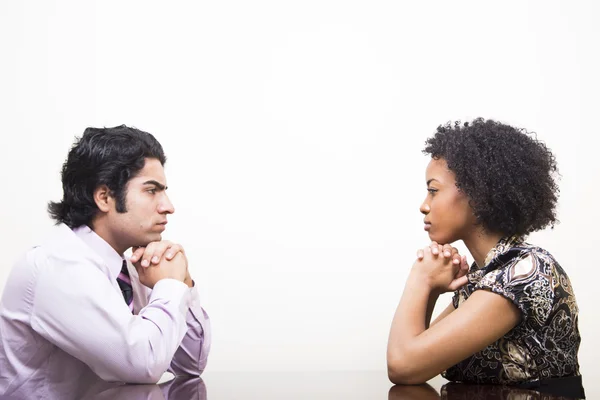 Young Man and Woman Staring at Eachother — Stock Photo, Image