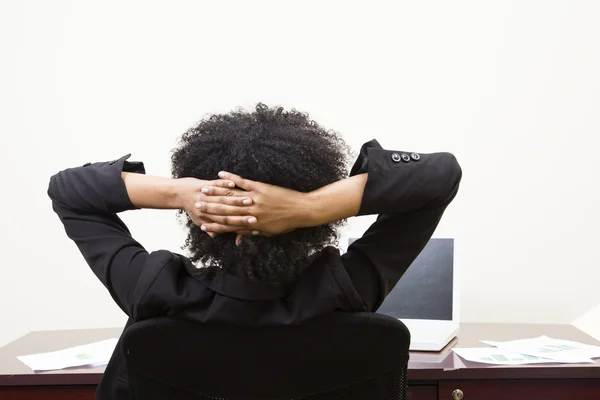 Mulher relaxante em sua mesa — Fotografia de Stock