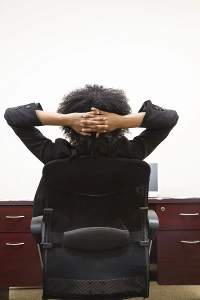 Mulher relaxante em sua mesa — Fotografia de Stock