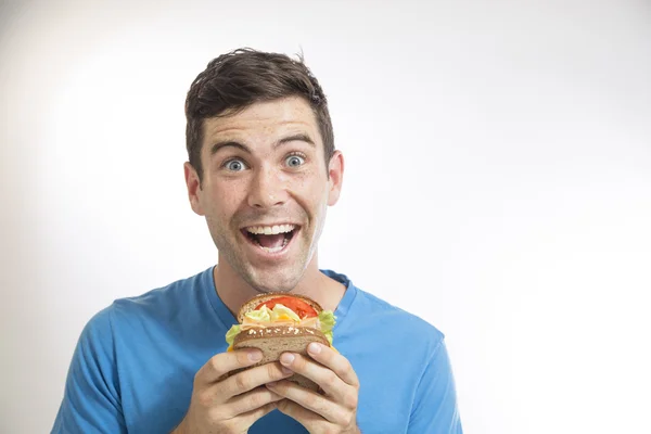 Mann isst ein Sandwich — Stockfoto