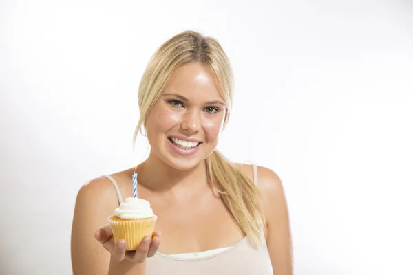 Junge Frau mit einer Torte — Stockfoto