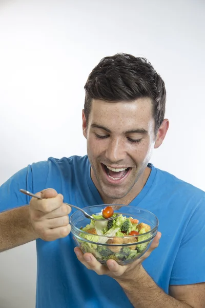 Hombre comiendo una ensalada —  Fotos de Stock