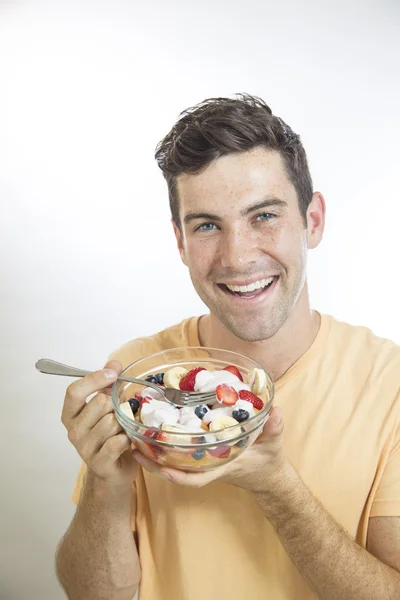 Mann hält Obstsalat in der Hand — Stockfoto