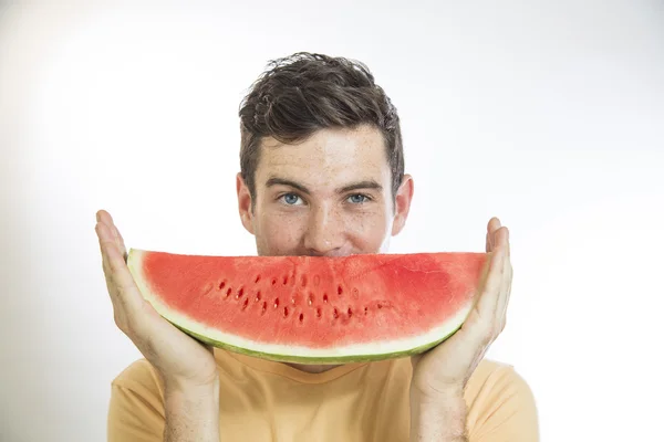 Mann hält Wassermelone in der Hand — Stockfoto