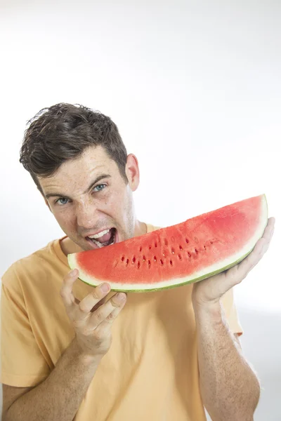 Homem segurando melancia — Fotografia de Stock