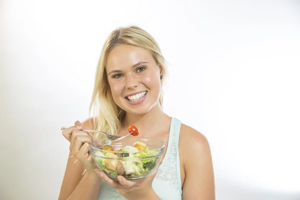 サラダを持つ女性 — ストック写真