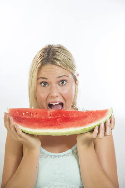 Frau mit Wassermelone — Stockfoto